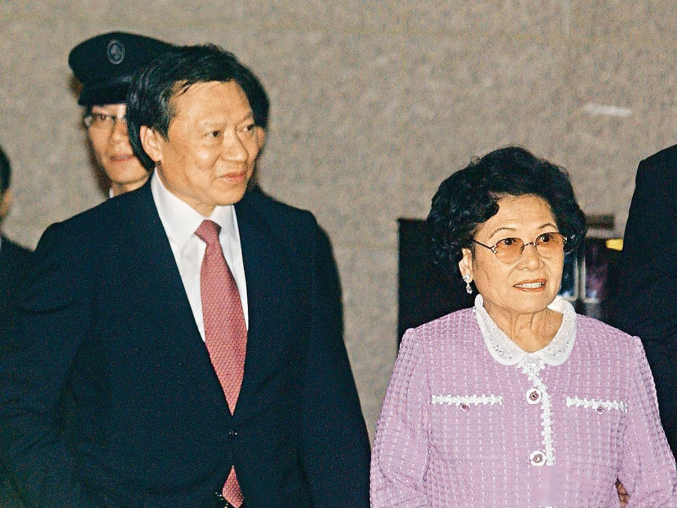 感到陌生,而她的另一重身份,就是香港四大家族之一创始人郭德胜的妻子