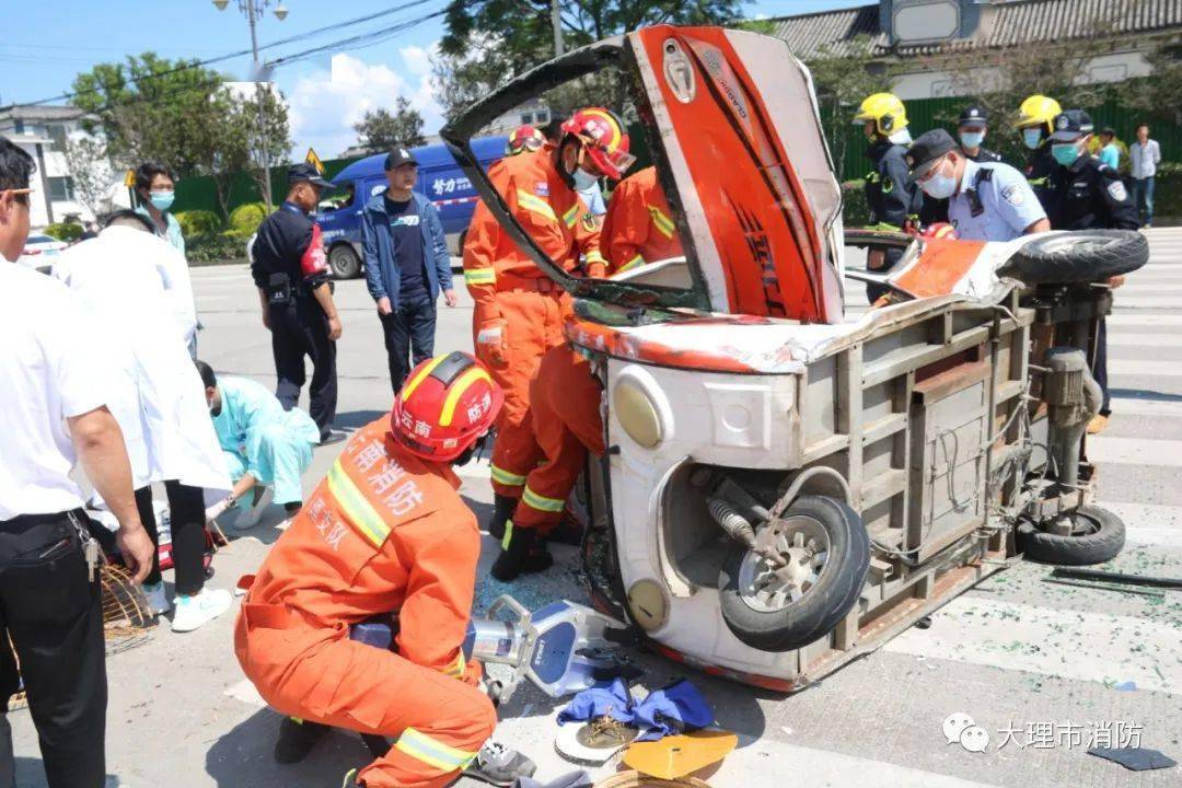 大理市太和村紧急营救车祸被困人员