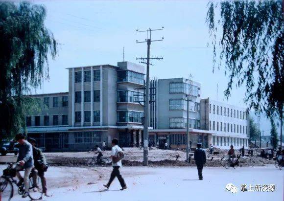 凌源市人民政府广场旧影(张振远拍摄)