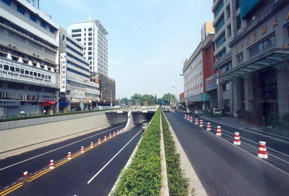 新城隧道(2004年)2004年5月,始于建国路与解放路交叉口,终于钱江路口