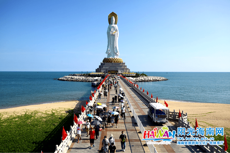 10月2日,三亚南山文化旅游区内游客络绎不绝,景区工作人员按照景区