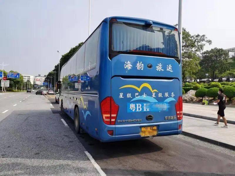 另一边,一辆车牌为粤bhc***的大客车也停靠在路边,同为深圳某旅行社