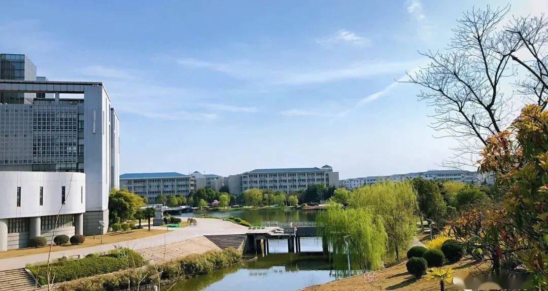 1958年迁址徐州,1959年与徐州师专合并成立徐州师范学院,1996年改名