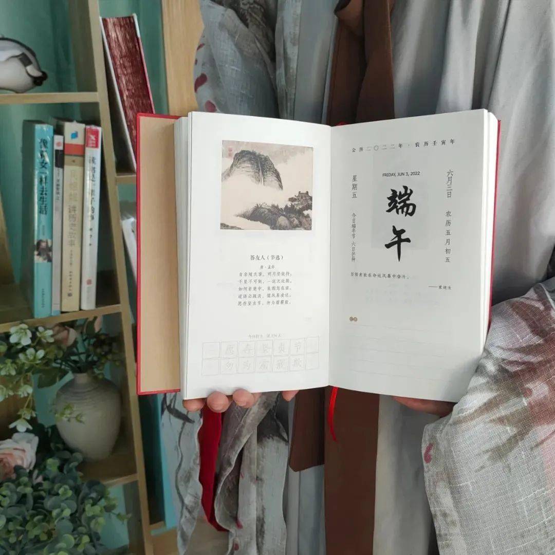 对于处在中小学阶段的学生而言,这本365成长日历还是一本图文并茂诗词