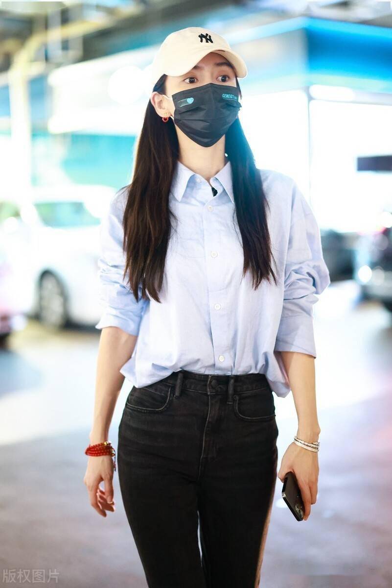 杨颖穿着衬衫牛仔裤低调现身机场,纤细身影仍似二八少女