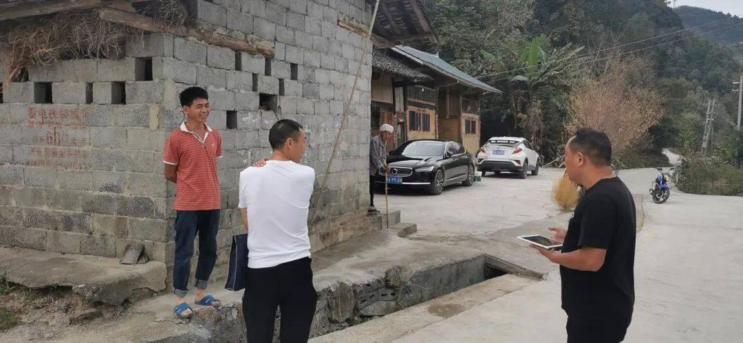 思南县畜牧发展中心副主任黎江一行到三道水乡徐家坳村督导养鸡场运行