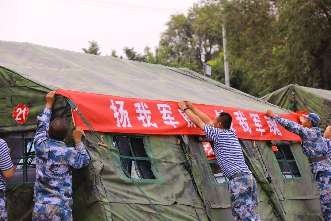 动作雷厉风行支帐篷,拉横幅立即开始搭建营房设施抵达驻训营地扎!