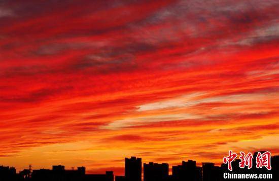 10月10日傍晚,北京出现绝美晚霞景观.