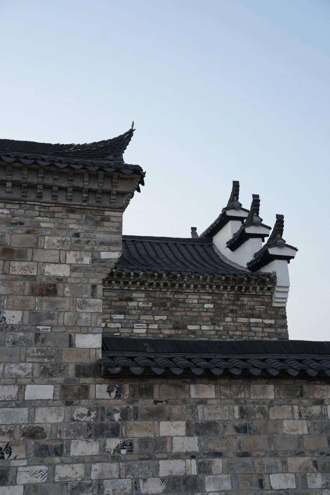 武义范村,北依梅山,南临武义江,是武义海拔最低的村落,也是金温铁路