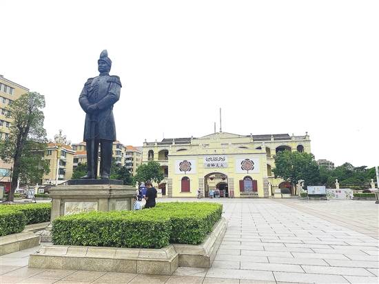 孙中山先生塑像矗立在大元帅府广场正中 柳卓楠 摄