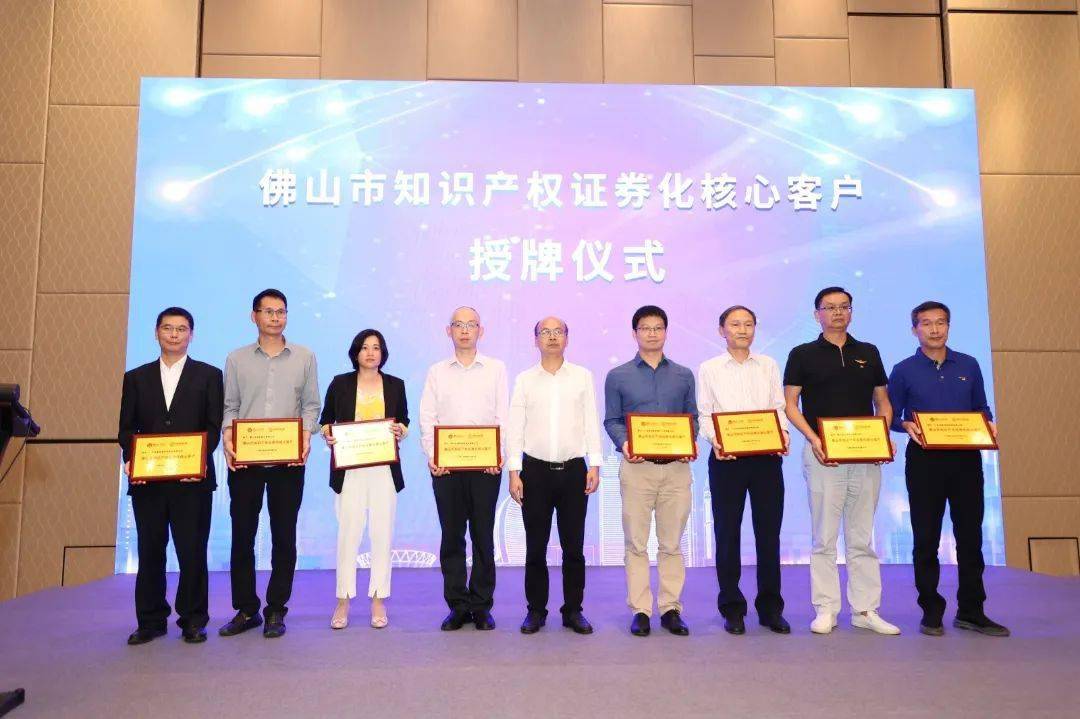 会上,李灿和谷办才还分别为第二单入池企业和投债银行授牌.