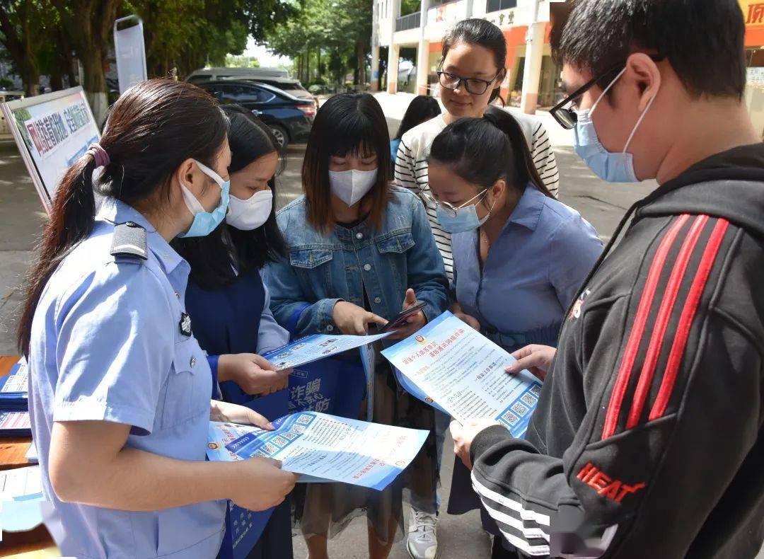 反诈宣传活动,民警通过悬挂宣传横幅,设置反诈宣传宣讲摊位和展板