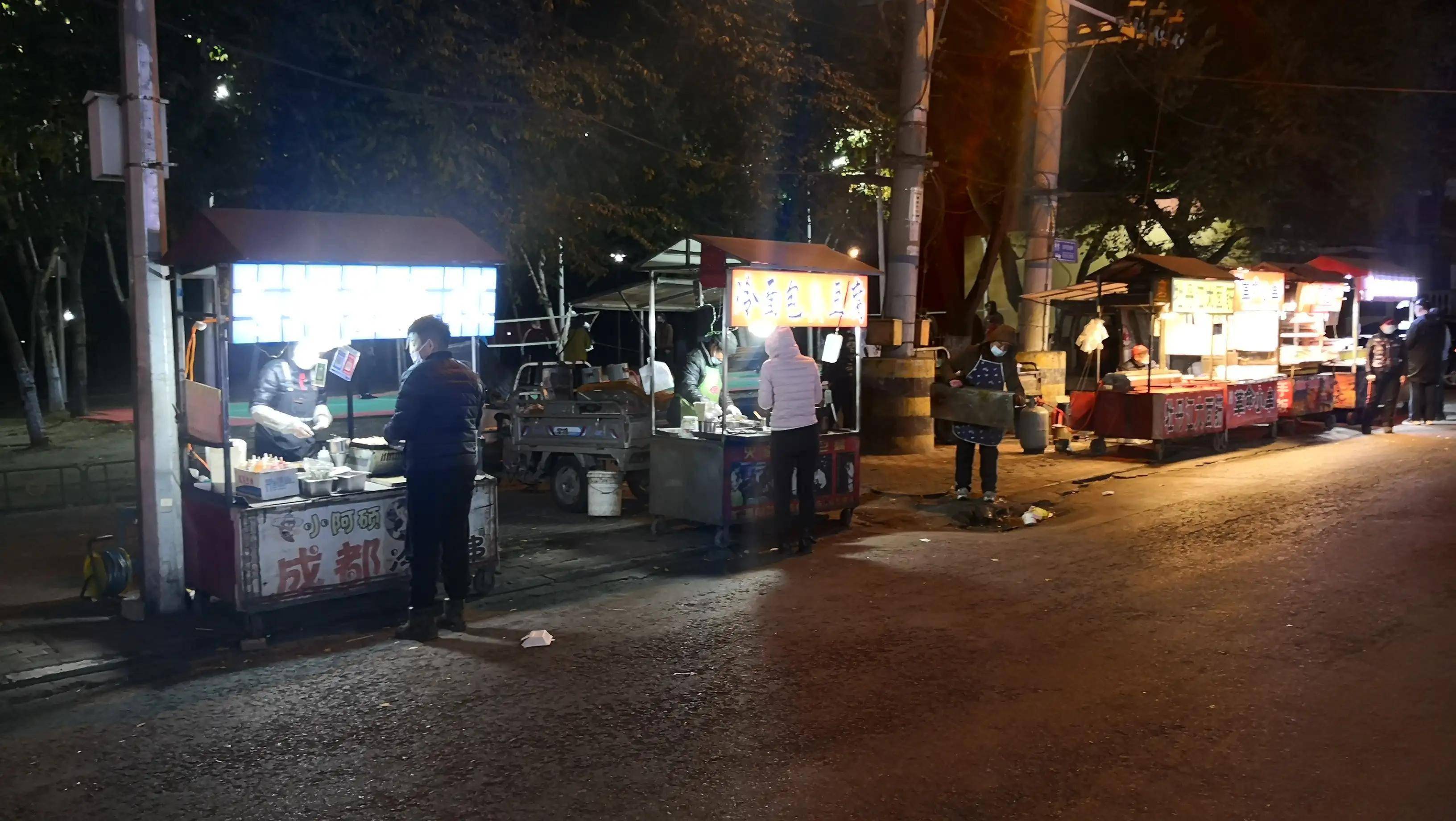 天太冷夜市冷冷清清摊贩收摊时间都提前了