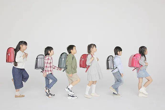 日本小学生背的书包有个专有名称,叫 ランドセル.