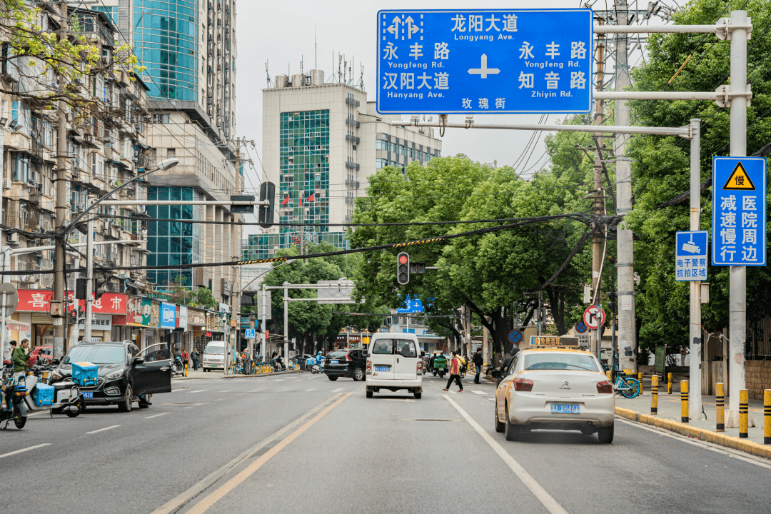 如今,在武汉叫得上名号的汉阳夜市,似乎只剩玫瑰街了.