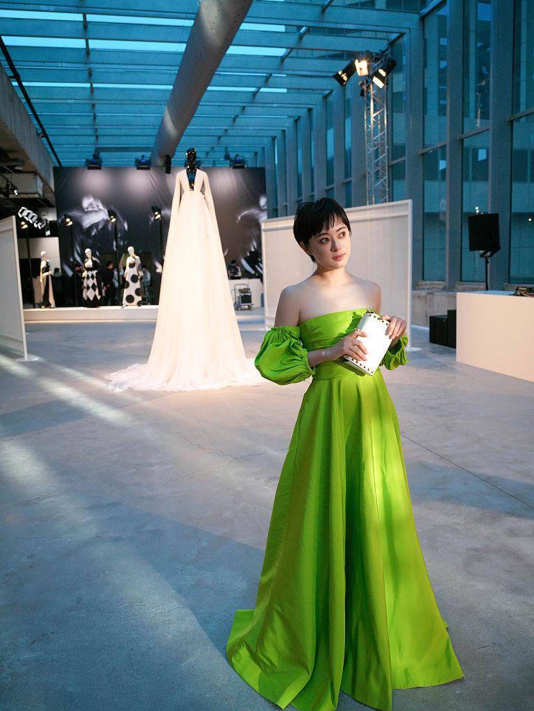 孙俪绿色泡泡袖礼服秀优美背部线条 于精致设计中感受