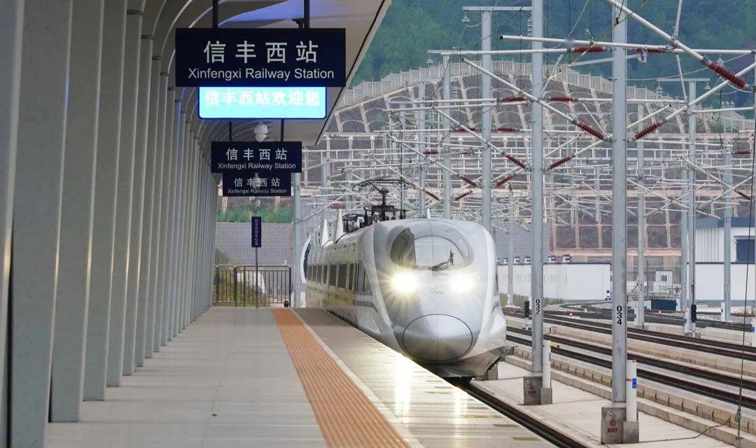 信丰西站候车大厅和车站站台