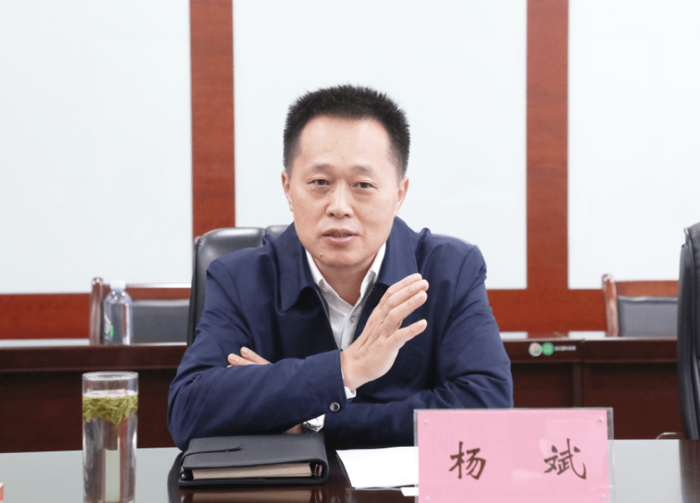 杨斌与上海新海丰集装箱运输有限公司总裁薛明元一行座谈_钦州