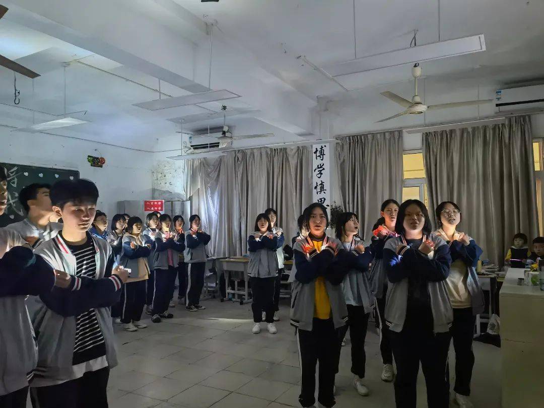 缤纷校园放歌安中牢记初心青春出发安洲中学举行班班唱比赛