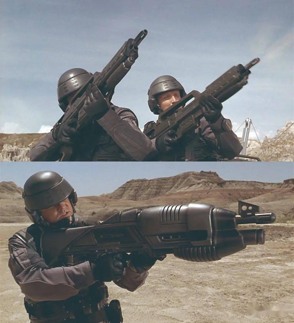 1997年上映的《星河战队》则为消灭异星虫族的人类步兵设计了较为