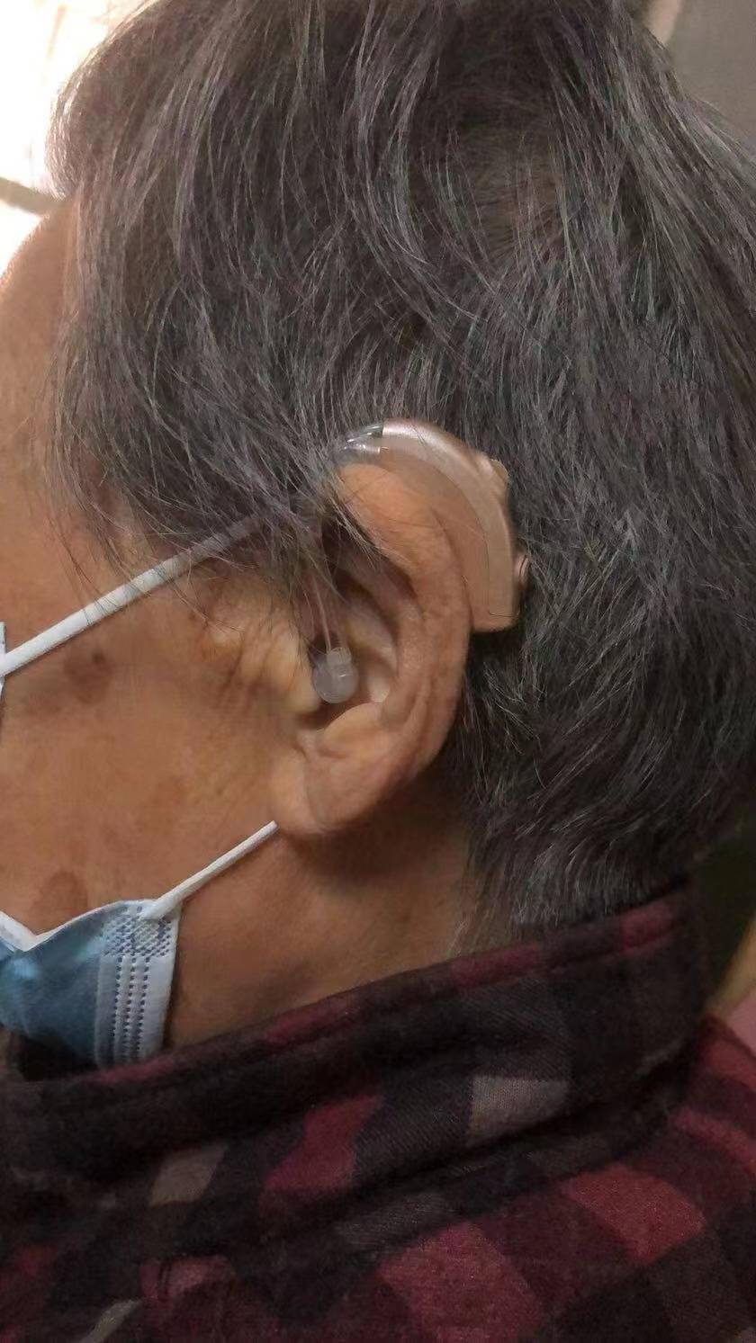 志愿者人大代表爱心接力高龄耳背老人有了新耳朵