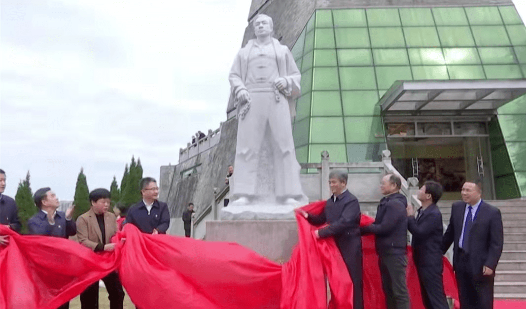 砸碎锁链十字木架上的英雄凌福顺雕塑捐赠仪式及阮朝兴烈士纪念活动