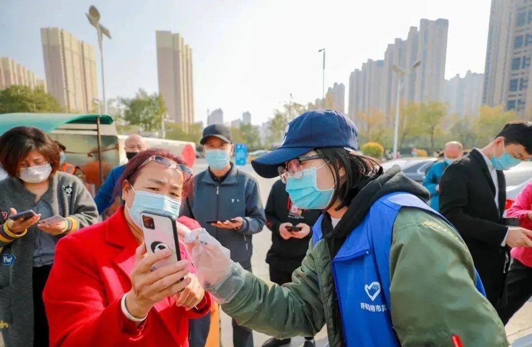 市全民健身服务中心乒羽网保馆,馆外已经排满了等待做核酸的市民