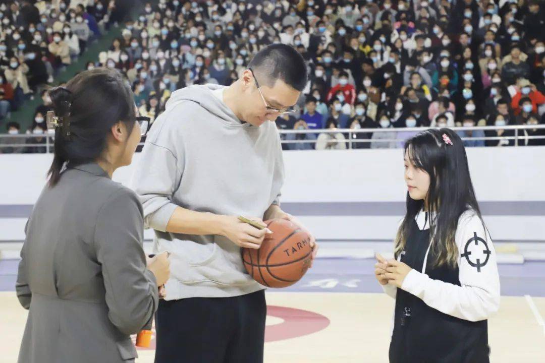 nba,cba双料冠军孙悦走进现代学院!