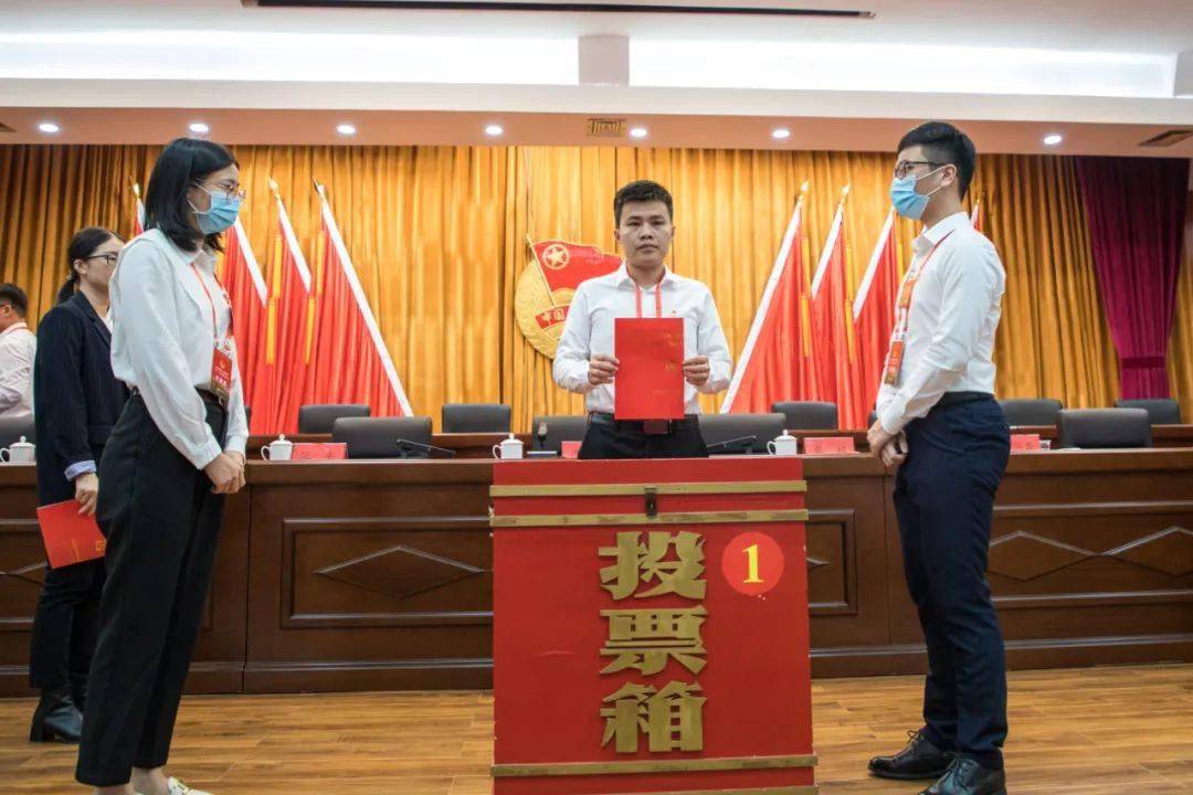 闭幕式区委常委,组织部部长李建斌,区人大常委会副主任吴荣川,区政协