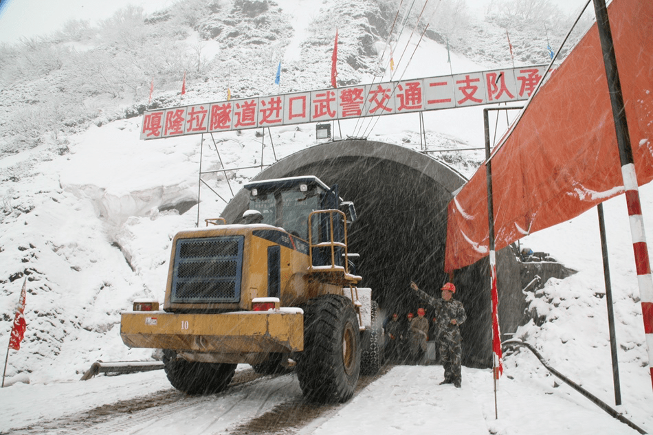 百年瞬间|西藏墨脱公路建成通车_隧道