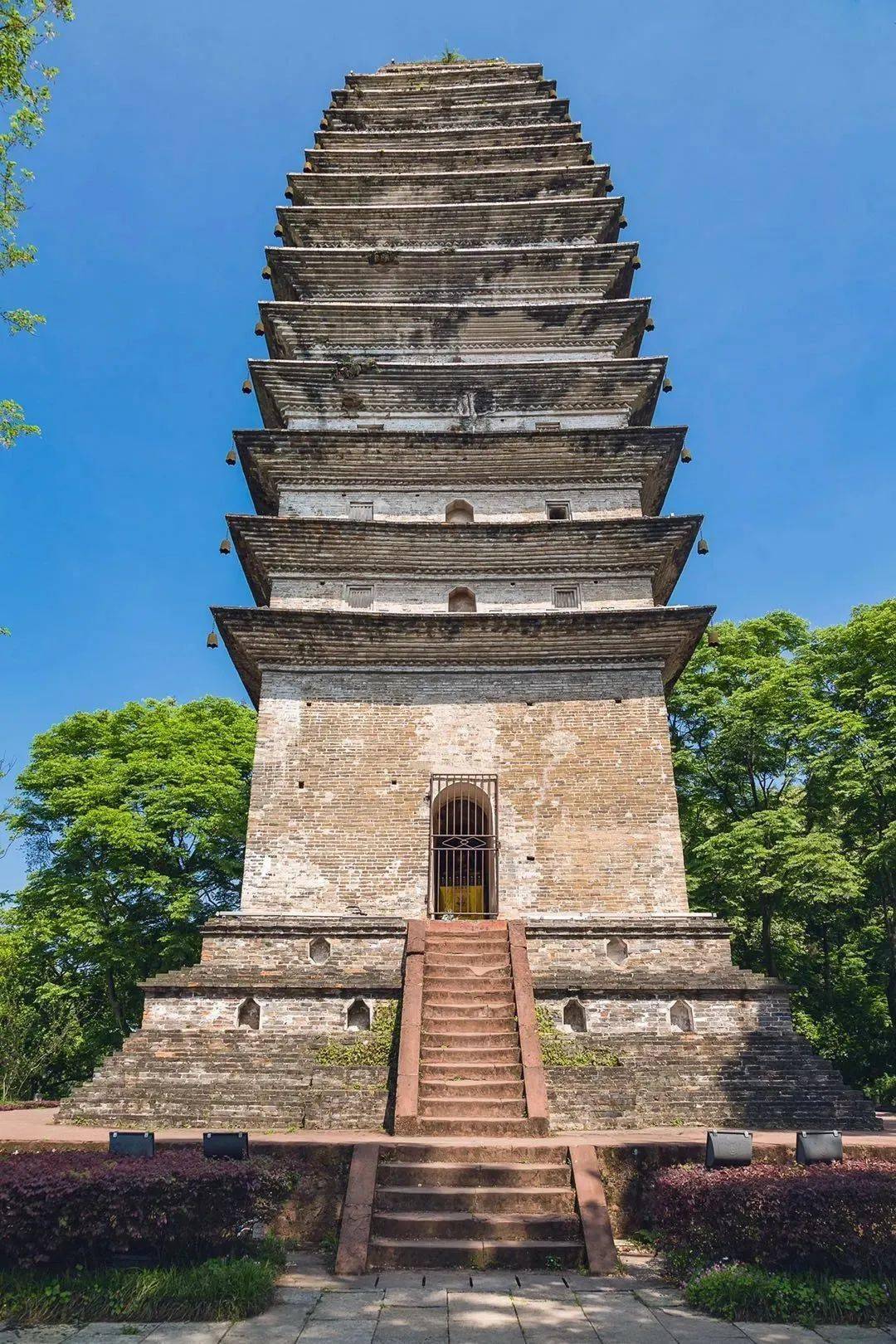 灵宝塔始建于唐明嘉靖三十三年(1554年)培修坐东向西,高29.