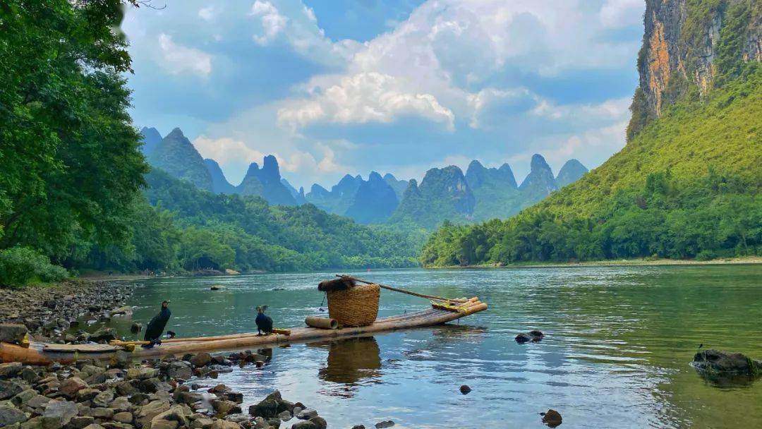 是桂林现在少有的能在山顶俯瞰漓江全景的地方,山水美景尽收眼底,包括