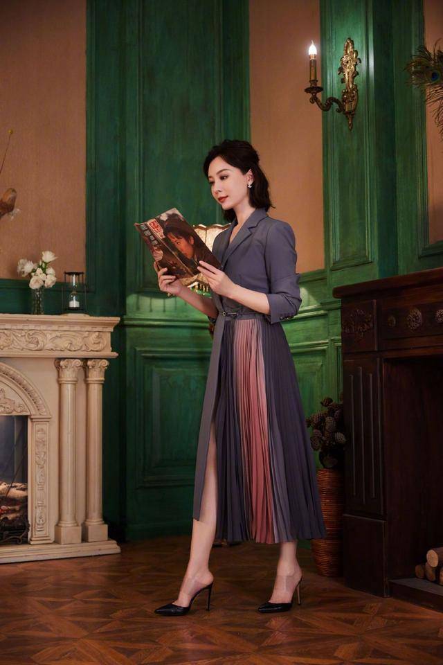 高跟鞋 陈数秀身材只是蜻蜓点水！穿一条黑色露肩礼服裙，温婉知性