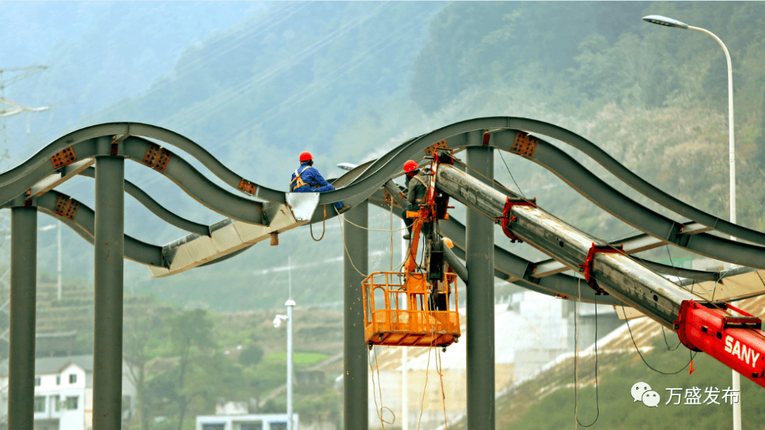 渝黔高速公路扩能项目万盛段 青年互通收费站主体框架