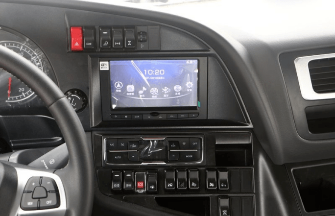 显示屏,内置的四路影像,故障检测等功能便于卡友对车辆行驶情况进行