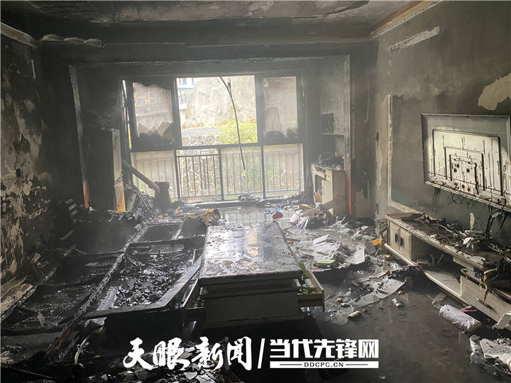 11月5日,锦屏县三江镇民族风情园小区一室内起火的火灾现场