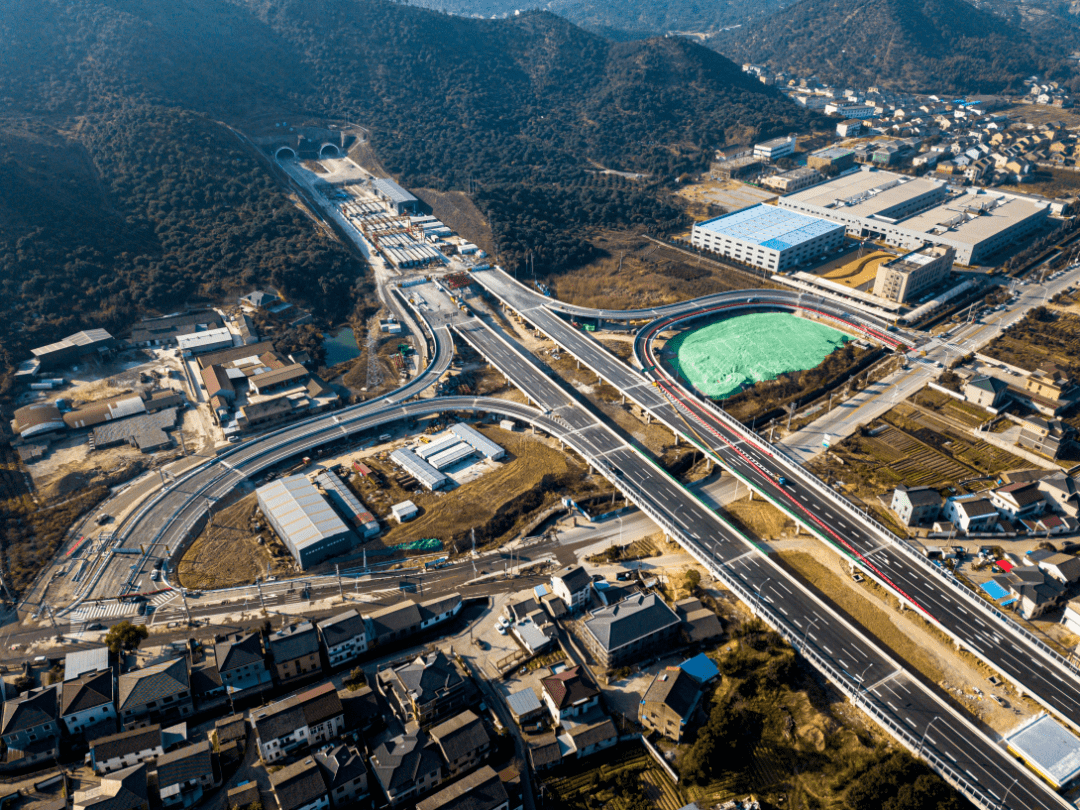 胜陆公路是省重点工程,也是宁波市"八横五纵三沿海"公路网规划中的"