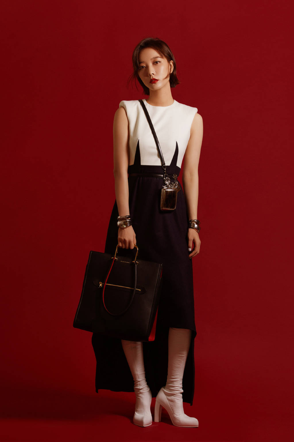 颜色 想把连衣裙穿出帅气的感觉，可以像王珞丹学习，大方好看又A又飒