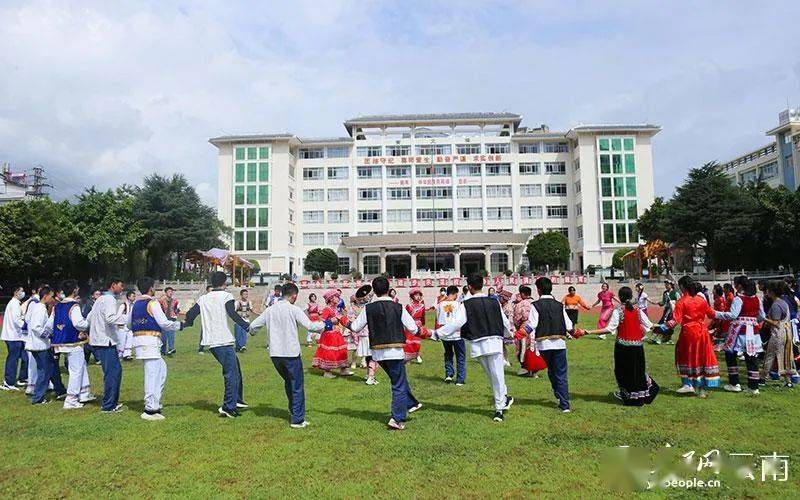 大理州民族中学各族学生同跳一支舞.人民网 李发兴摄