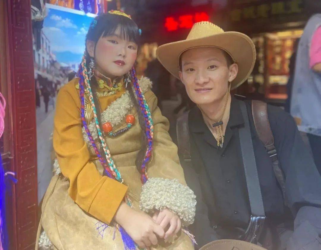 这是藏民身上佩戴的天珠