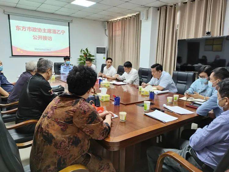 (东方市政协主席潘乙宁公开接访 为群众排忧解难)潘