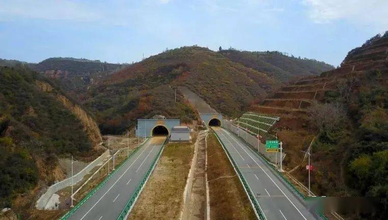 经合阳县,澄城县,于白水县史官镇与榆蓝高速公路黄龙至蒲城段共线至