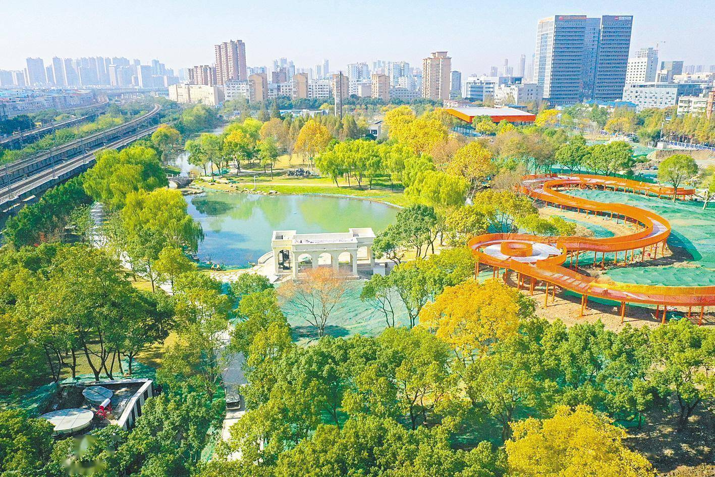 11月16日,空中俯瞰武汉市江汉区常青公园,目前园内各项收尾工作正有序