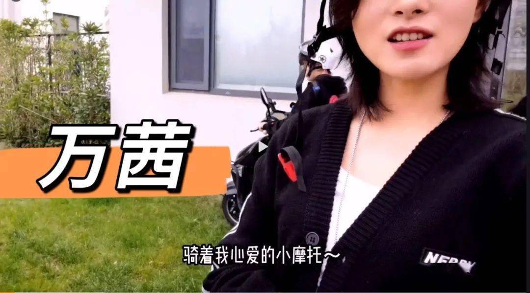 深谙穿搭之道的万茜怎么会错过nerdy家的经典款毛衣,这款同样是21fw