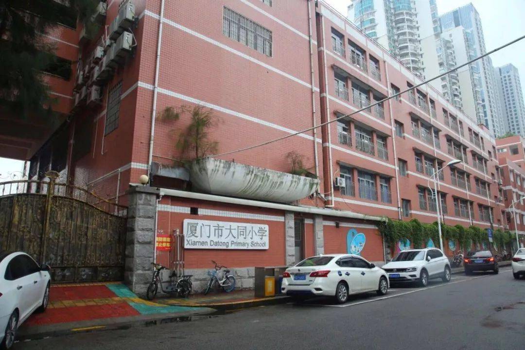 思北小学在大同,大同小学在思北走进八市附近的老市区,抬头就可见到旧