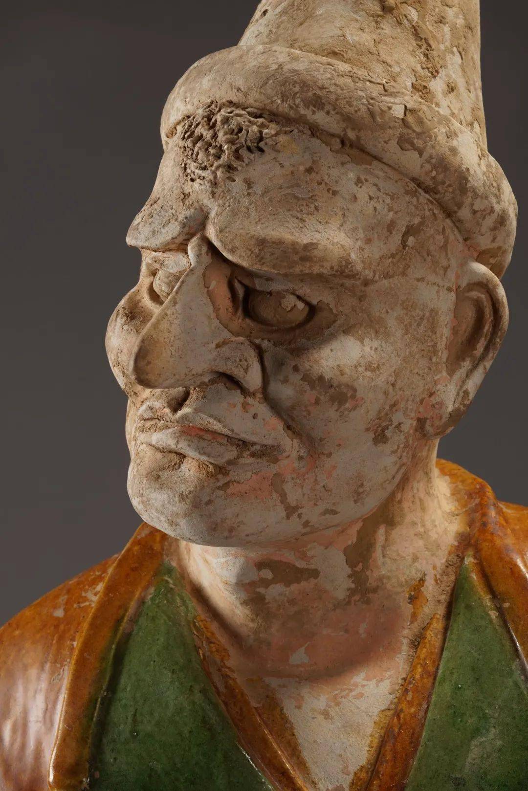 唐 三彩釉陶胡人俑 现收藏于陕西华厦古代艺术博物馆这位女佣肤色洁白