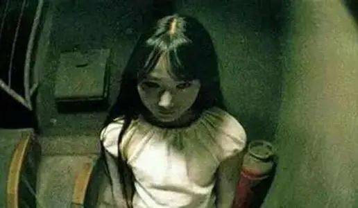 也像日本恐惧片"午夜凶铃"里面,那个跳井死后爬出来的女鬼贞子,阴森