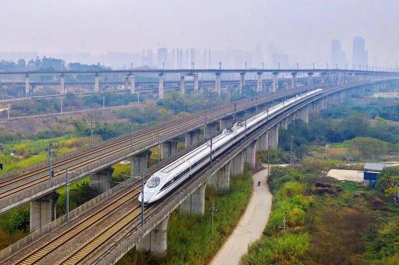 奔驰在八桂大地的动车组列车 黄维业摄