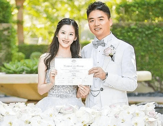 章泽天结婚六年女儿五岁才28岁和刘强东不秀恩爱网友觉得意外