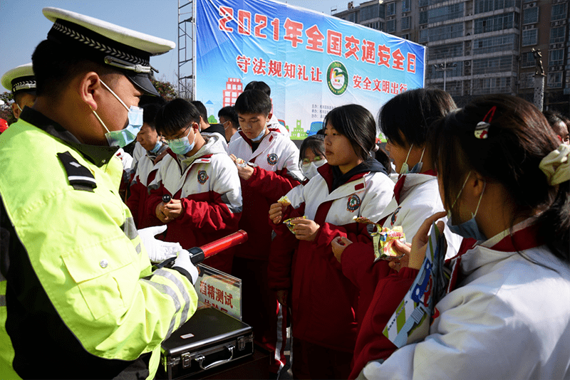 摆放道路交通安全管理工作成效及近年来的交通事故警示案例展板,提高